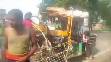 जमुई: बसैया गांव के पास पिकअप की टक्कर से ऑटो वाहन के उड़े परखच्चे, बाल- बाल बचे चालक व यात्री