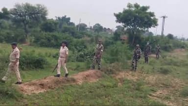 रोहतास: अति नक्सल प्रभावित रोहतास व चुटिया के पहाड़ी इलाकों में SSB एवं जिला पुलिस के जवानों ने चलाया सर्च ऑपरेशन