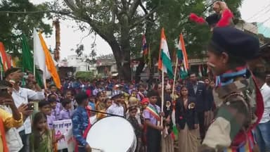 #संडावता नगर के बाजार चौक में सरपंच पालीवाल ने ध्वजा रोहण किया एवं बच्चों आकर्षक सांस्कृतिक