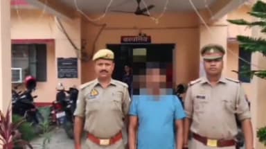 कसिया: कसया पुलिस ने हत्या के प्रयास आदि के मामलें में वांछित अभियुक्त को किया गिरफ्तार, कैंची बरामद