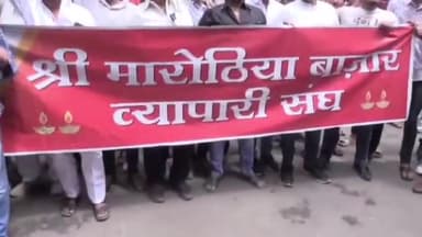 इंदौर: बांग्लादेश की घटना को लेकर इंदौर में विरोध प्रदर्शन हिंदू समाज के लोगों पर हो रहे अत्याचार पर हिंदू संगठन ने राजबाड़ा