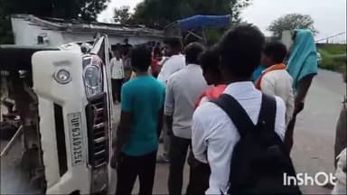 मड़िहान: संत नगर थाना क्षेत्र के कलभूतवा चौराहे के पास बोलेरो का पिछला टायर फटने से बोलेरो पलटी बोलेरो सवार सभी लोग हुए घायल