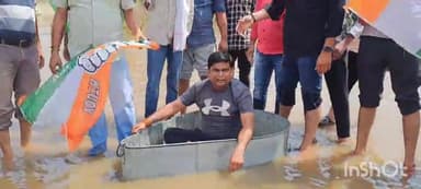 धौलपुर: बाडी रोड़ पर जलभराव में नाव चलाकर कांग्रेसियों ने किया प्रदर्शन