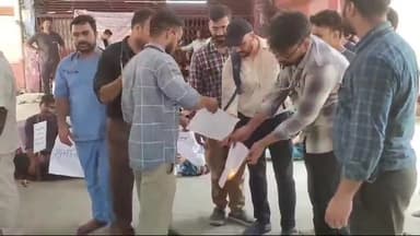 शाहजहांपुर: राजकीय मेडिकल कॉलेज में डॉक्टरों ने सरकार की नीति के खिलाफ प्रति जलाकर किया विरोध प्रकट, दोषियों पर कार्रवाई की मांग