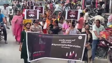 करछना: महिला डॉक्टर के साथ हुई दर्दनाक घटना के विरोध में नैनी में महिला मोर्चा ने मुंह पर काली पट्टी बांधकर निकाला कैंडल मार्च