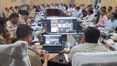 रामपुर: रिजर्व पुलिस लाइन में पुलिस भर्ती परीक्षा को लेकर वीडियो कॉन्फ्रेंसिंग के माध्यम से डीआईजी, डीएम, एसपी ने की गोष्ठी