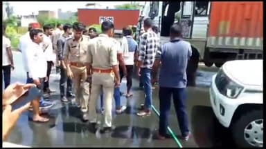 इटावा: फ्रेंड्स कालोनी इलाके के नेशनल हाइवे पर चलते कंटेनर की केबिन में आग लग गई, मौजूद लोगों ने मशक्कत के बाद आग पर क़ाबू पाया