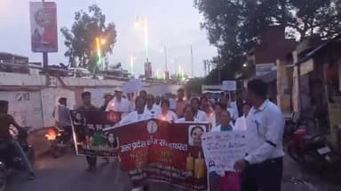 हाथरस: कोलकाता उत्तराखंड मे डाक्टर व नर्स की निर्मम हत्या के विरोध में स्वास्थ्य कर्मियों ने निकाला जिला अस्पताल से कैंडल मार्च