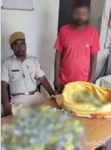 नबीनगर: झरहा गांव से पुलिस ने 83 बोतल देसी टनाका शराब के साथ एक तस्कर को किया गिरफ्तार