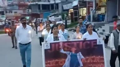 चम्पावत: कोलकाता में महिला डॉक्टर और रुद्रपुर में नर्स की हत्या के विरोध में डीएच से लेकर गांधी चौराहे तक कैंडल मार्च निकाला