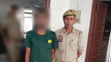 रामपुर: शिव मंदिर के पास से एक युवक को पुलिस ने अवैध चाकू के साथ गिरफ्तार कर कोर्ट में किया पेश  युवक को कोर्ट ने भेजा जेल