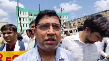 कटकमसांडी: हजारीबाग शेख भिखारी मेडिकल कॉलेज अस्पताल से डॉक्टरो ने रैली निकालकर शहर में व्यक्त किया अपना गुस्सा।