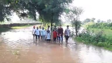 शाहबाद: टांडा अहिरान रोड़ की पुलिया पर नही डाले पाइप, पानी से निकलकर जा रहे हैं स्कली बच्चे