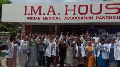 पंचकूला: इंडियन मेडिकल एसोसिएशन द्वारा सेक्टर 15 में डॉक्टर के रेप व हत्या मामले में प्रदर्शन ओर 24 घण्टे के लिए ओपीडी बंद