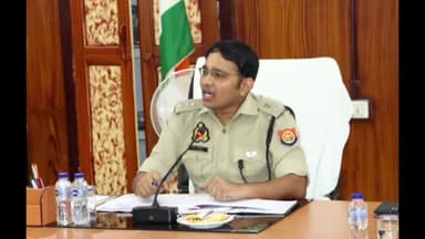 गोंडा: पुलिसलाइन सभागार में एसपी विनीत जायसवाल ने सभी जिले के पुलिसअधिकारियों व थाना प्रभारी के साथ अपराधसमीक्षा कीगोष्ठी किया