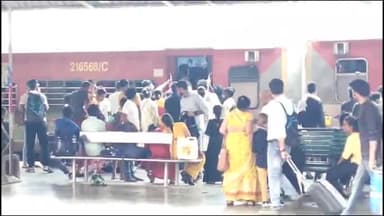 इटावा: रक्षाबंधन को लेकर इटावा रेलवे स्टेशन पर यात्रियों की उमड़ी भीड़, पुलिस मुस्तैद