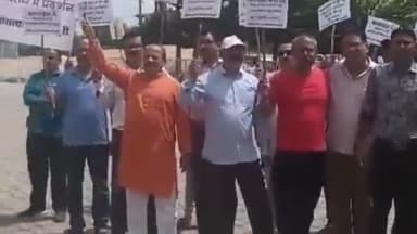 हुज़ूर: बांग्लादेश में हिंदुओं के साथ हो रहे दुर्व्यवहार के विरोध में भोपाल के अवधपुरी में हिंदू संगठन ने किया प्रदर्शन