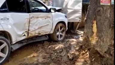 करनाल: माल रोड पर एसपी रेजिडेंस के सामने तेज रफ्तार गाड़ी टकराई पेड़ से बड़ा हादसा होते-होते बच गया। पुलिस पहुंचे मौके पर।