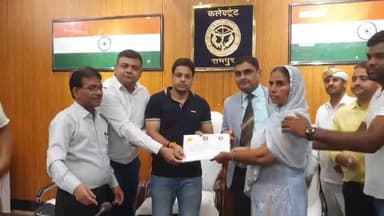 रामपुर: जिलाधिकारी जोगेंद्र सिंह ने  जिलाधिकारी  सभागार में दो मृतक अधिवक्ताओं की पत्नी को पांच-पांच लाख रुपए की आर्थिक मदद