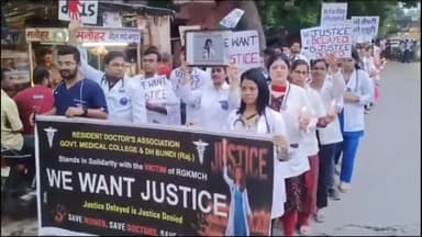 बूंदी: कोलकाता में महिला चिकित्सक से दुष्कर्म व हत्या के विरोध में शहर में कैंडल मार्च निकाल कर चिकित्सकों ने जताया विरोध