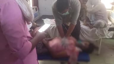 हाथरस: गांव हरिरामपुर पर एक युवक को कैंटर गाड़ी ने मारी टक्कर, परिजन युवक को लेकर आए जिला अस्पताल डॉक्टरों ने किया मृत घोषित