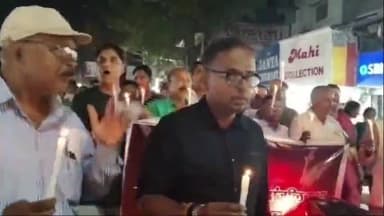 हज़ारीबाग: कोलकाता डॉक्टर रेप-मर्डर केस पर हजारीबाग में भी उबाल
प्रातः आवाज अखबार की ओर से निकाला गया कैंडिल मार्च, दी श्रद्धांजलि