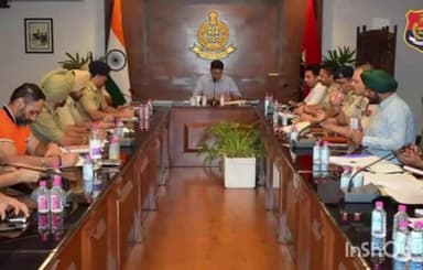 ਐਸਏਐਸ ਨਗਰ ਮੁਹਾਲੀ: ਐਸਐਸਪੀ ਦੀਪਕ ਵੱਲੋਂ ਅੱਜ ਸਵੇਰੇ ਸਾਨੂੰ ਬਹੁਤ ਖਤਰਨਾਕ ਹੈ ਆਪਣੇ ਸ਼ਬਦ ਅਧਿਕਾਰੀਆਂ ਦੇ ਨਾਲ ਕਰਾਈਮ ਮੀਟਿੰਗ 76 ਸੈਕਟਰ ਵਿਖੇ ਕੀਤੀ ਗਈ