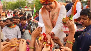 इंदौर: केंद्रीय कृषि मंत्री शिवराज सिंह चौहान ने रक्षाबंधन पर लाडली बहनों के लिए गाना गया और बंधवाए रक्षा सूत्र