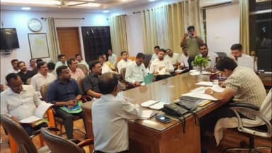 रामपुर: रविवार को सिविल लाइन क्षेत्र स्थित कैंप कार्यालय पर DM ने अधिकारियों संग राजस्व कार्यों की समीक्षा बैठक की