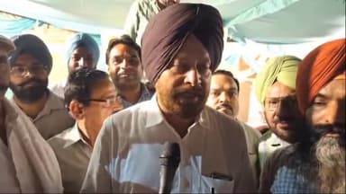 ਮੁਕਤਸਰ: ਕੋਟਕਪੂਰਾ ਚੋਂਕ ਵਿਖੇ ਵਿਧਾਇਕ ਕਾਕਾ ਬਰਾੜ ਨੇ ਜੂਸ ਪਿਆ ਕੇ ਕੋਂਸਲਰਾਂ ਦੀ ਖੁਲਵਾਈ ਭੁੱਖ ਹੜਤਾਲ