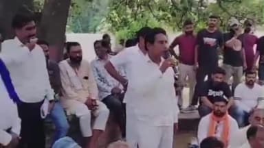 रामपुर :— रामपुर उत्तर प्रदेश में सैकड़ो सफाई कर्मचारी वाल्मीकि समाज के लोगों ने धरना प्रदर्शन कर पृथक आरक्षण देने की मांग हेतु कलेक्टर महोदय को ज्ञापन सोपा ।