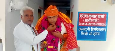 थाना प्रभारी को उत्कृष्ट सेवा के लिए पुलिस महानिदेशक ने सिल्वर मेडल से किया सम्मानित



पिनाहट: ब्लॉक पिनाहट के थाना पिढ