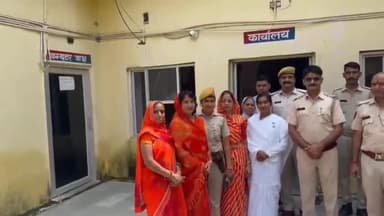 पीपलदा: इटावा पुलिस जवानों व पालिका के सफाई कर्मियों को बांधा रक्षा सूत्र ,पुलिस जवानों ने दिया बहिनों को सुरक्षा का वचन