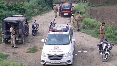 आंवला: आंवला पुलिस की छात्रा से छेड़खानी करने वाले दो आरोपियों के साथ हुई मुठभेड़, दोनों आरोपियों के पैर में लगी गोली