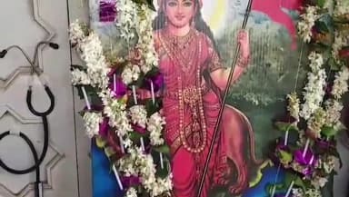 सिगरा स्थित भारत माता मंदिर में बीजेपी कार्यकर्ताओ द्वारा रक्षा सूत्र बांधकर मृत रेजिडेंट महिला डॉक्टर को दी श्रद्धांजलि