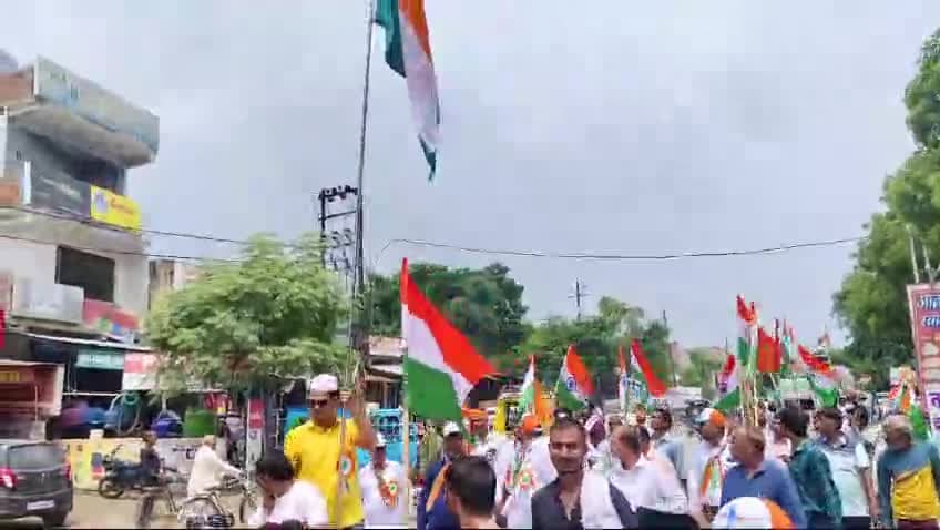 #ऊँचाहार व्यापार मंडल व किसान सब्जी मंडी परिवार के द्वारा तिरंगा यात्रा का आयोजन किया गया। एसडीएम ने दिखाई हरी झंडी..