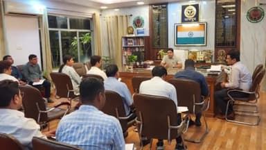 रामपुर: डीएम आवास पर जिलाधिकारी ने की पीएम विश्वकर्मा योजना एवं पीएम सूर्य घर मुफ्त बिजली योजना की समीक्षा