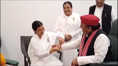 सैफई: सपा अध्यक्ष अखिलेश यादव ने सैफई में रक्षाबंधन पर जनता से मुलाकात कर राखी बंधवाई, डिम्पल यादव व धर्मेंद्र यादव रहे मौजूद