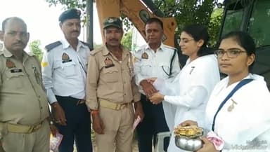 खबर औरैया से ब्रह्माकुमारी महिलाओं के द्वारा पुलिसकर्मियों को राखी बांधकर मनाया रक्षाबंधन का त्यौहार