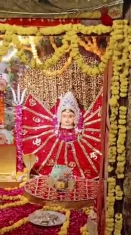 नीलकंठ मंदिर पर रक्षाबंधन के पर्व पर फूलों से सजा गोपेश्वर धाम का भव्य श्रृंगार किया गया। हजारों भक्तों ने दर्शन किए