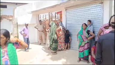 अकलतरा: पोड़ीभाठा के वार्ड 1 और 2 के लोगों ने शराब बेचने वाली महिला के घर का किया घेराव, महिला के घर से 4 बोरी महुआ शराब जब्त