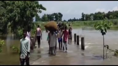 नरकटियागंज: नेपाल में मुसलाधार बारिश के बाद उफनायी पहाड़ी नदियां, नरकटियागंज के खाहर नदी के पुल के उपर से बह रहा पानी