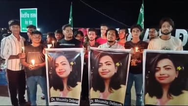 लोहरदगा: बड़ा तालाब के समीप युवाओं ने कैंडल मार्च निकालकर दरिंदगी और हत्या के आरोपियों को फांसी की मांग की