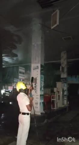 शिवहर: रविवार की देर रात शिवहर शहर स्थित पेट्रोल पंप के छत में लगी आग, मची अफरा तफरी, अग्निशमन विभाग ने आग पर पाया काबू