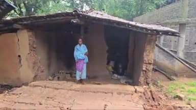 कोलेबिरा: सिमडेगा के सिजांग गांव में भारी बारिश की वजह से विधवा महिला का गिरा मकान, मदद की लगाई गुहार