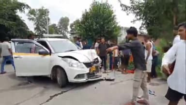 बरेली: बिथरी चैनपुर थाना क्षेत्र में जिला जेल के पास कार और बाइक की टक्कर में बाइक सवार दो युवक हुए घायल