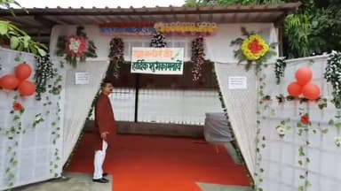 बरेली: बिथरी चैनपुर थाना क्षेत्र में जिला जेल में सैकड़ों बहनों ने जेल में बंद अपने भाइयों की कलाई पर बांधी राखी