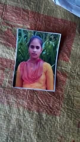 माइक्रो फाइनेंस वालों की गुंडागर्दी से परेशान होकर लड़की ने छोड़ा घर