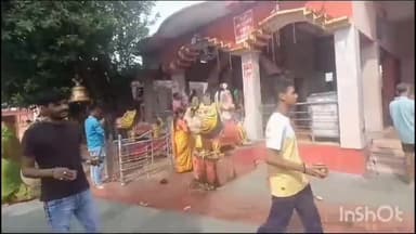 तुरकौलिया: कोटवा, पीपराकोठी, तुरकौलिया व बंजरिया के शिवालयों में सावन की अंतिम सोमवारी को जलाभिषेक करने हेतु श्रद्धालुओं की लगी भीड़