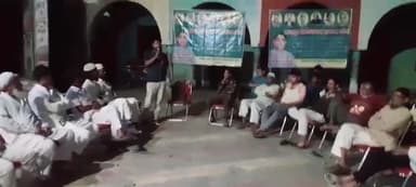 मजदूर बेरोजगार एकता मंच की मीटिंग में बोलते हुए सलमान सिद्दीकी